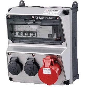 Steckdosen-Kombination AMAXX von Mennekes  ist anschlussfertig vorverdrahtet und auf elektrische Sicherheit und Qualitaet nach IEC 61439 geprueft.